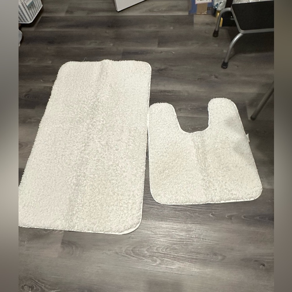 Mainstays 4 white fussy shaggy house bathroom rugs 3 large & 1 Control rug.